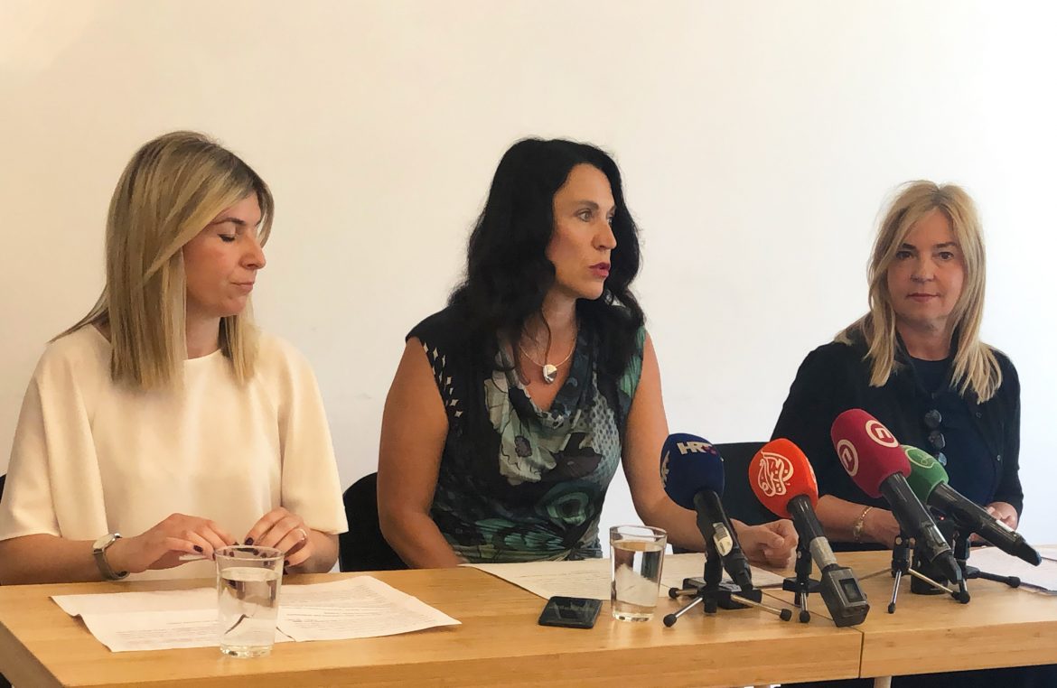 roditelji uz djecu u bolnici